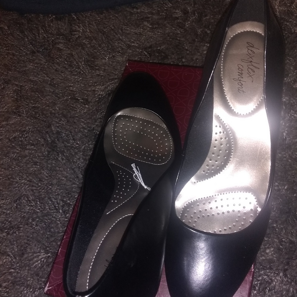 Black pumps